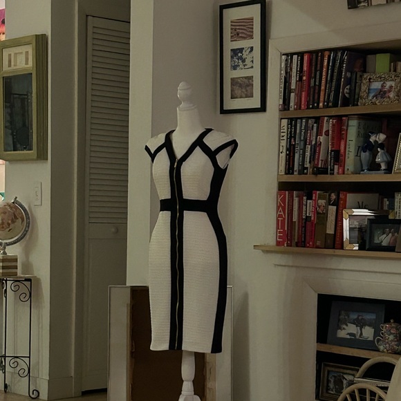 Cache, size small, black and white - Picture 1 of 2